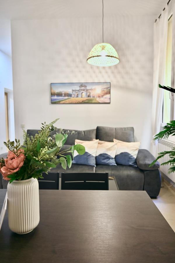 For You Rentals Centrico Apartamento Temporal En La Calle Infanta Inf1A Madrid Eksteriør billede